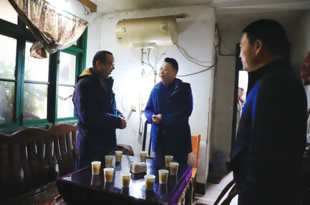党的关怀暖人心！杨卫国深入湘潭城发·交运集团走访慰问困难党员