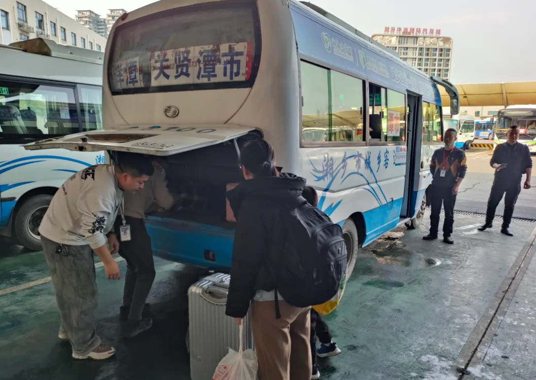 【国企先锋】党旗飘扬守一线 初心如磐护平安——湘潭城发·交运集团守护春运平安路